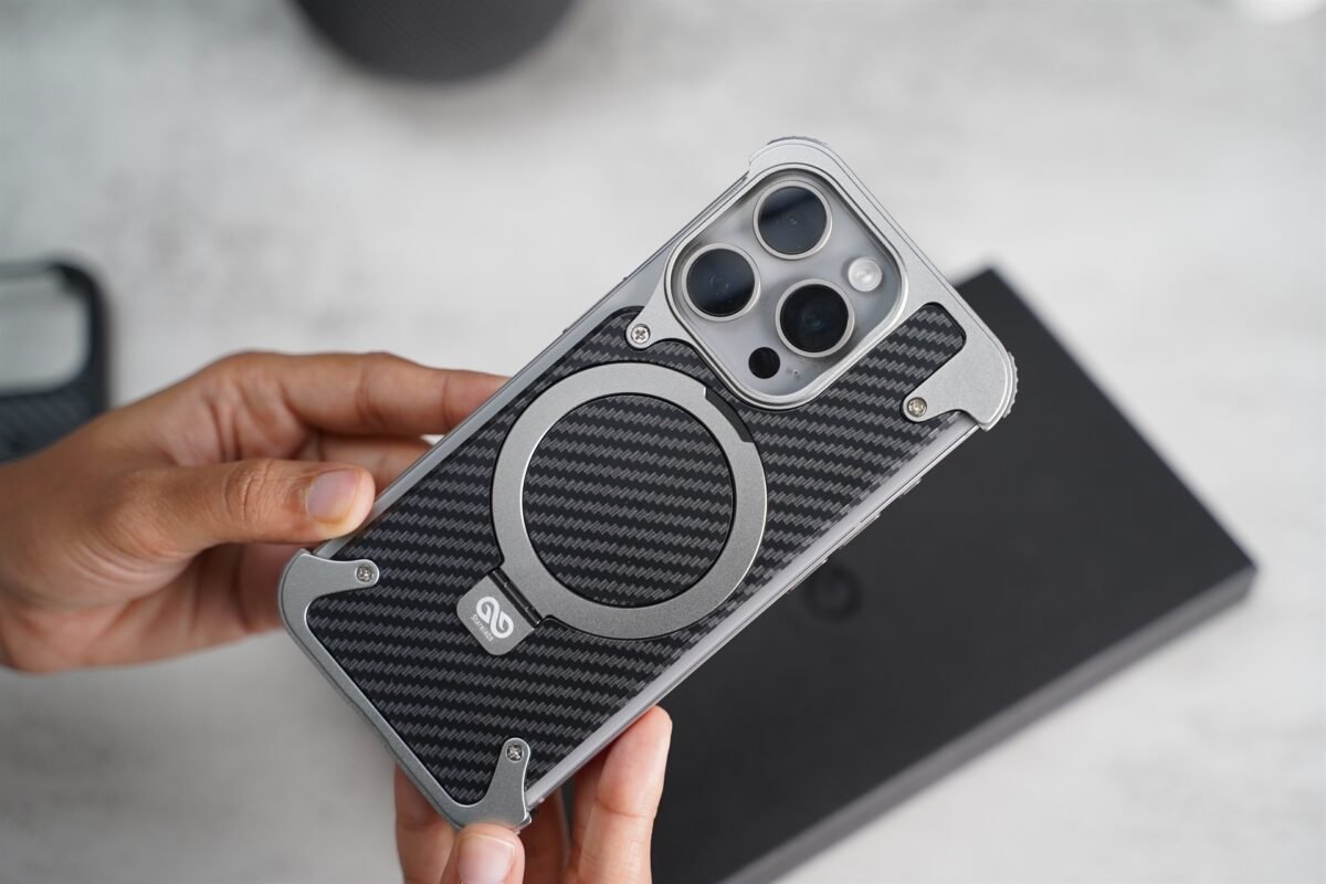 Carbon Texture Edition Frameless Armoured Case with Kickstand for iPhone 13/14/15 Pro/Pro Max (2 Colours)